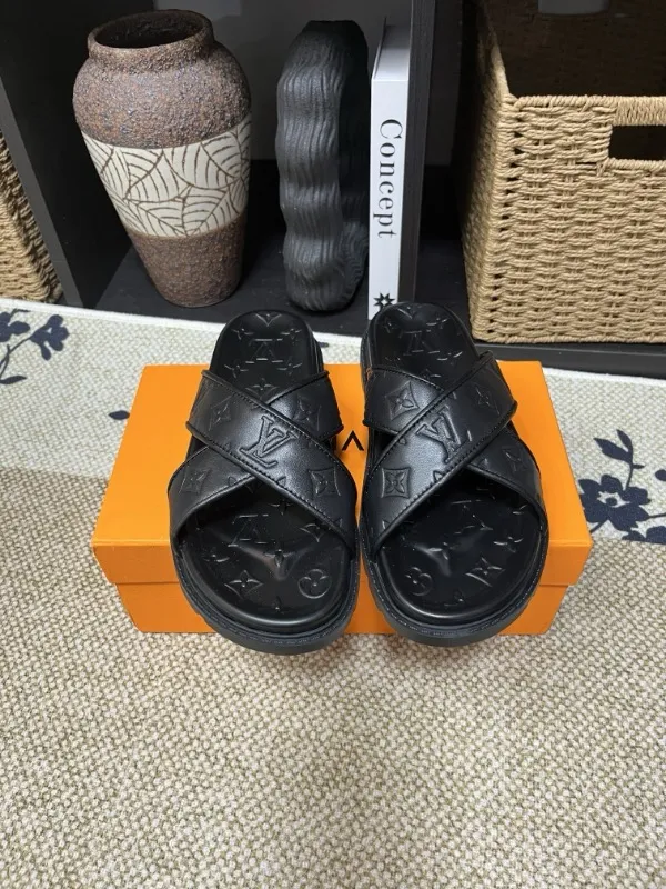 P270🏆Louis Vuitton 🏆[Louis Vuitton] Spring/Summer 2025 [Men's Flip Flops] 🎯🎯As an active family in the fashion industry ⭐ Lv is characterized by bold innovation ⚡Create this casual business style for Chinese fashionable men ✨The fabric is made of imported high-grade cowhide 🔥 Clean and neat ⚡Fashionable and elegant🌹Breathable, sweat-absorbent and deodorant👈So luxurious, high-end and domineering. 👍Must be sold if you repost the picture. Number of yards: 38--46. Color: 🎉 For large quantities. Welcome to repost.